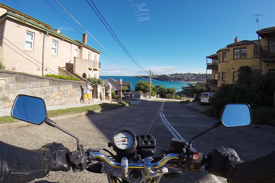 Un giro in moto a Tamarama, direzione Oceano.