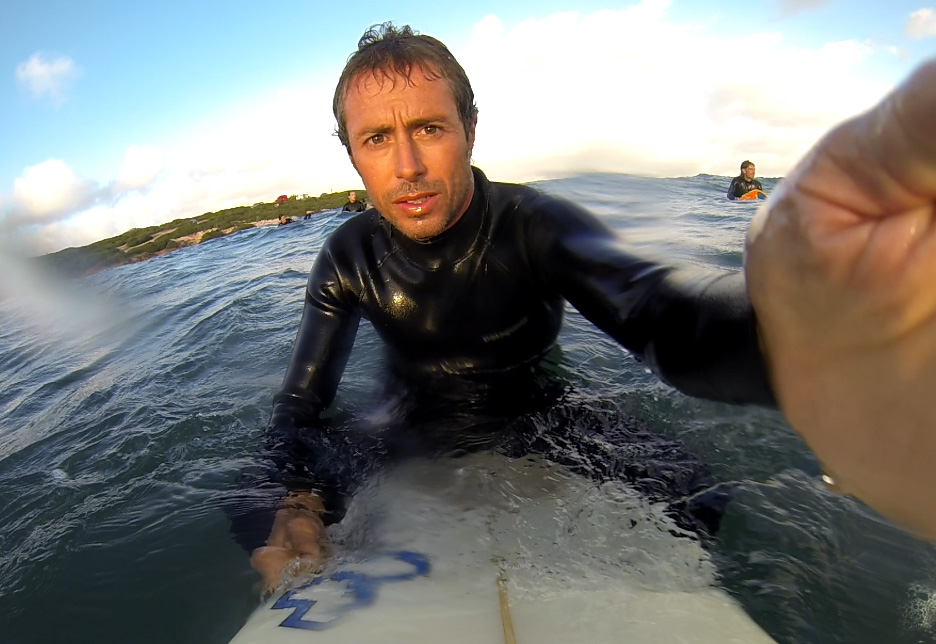 Winki e la sua inseparabile compagna di viaggio, la tavola da surf
